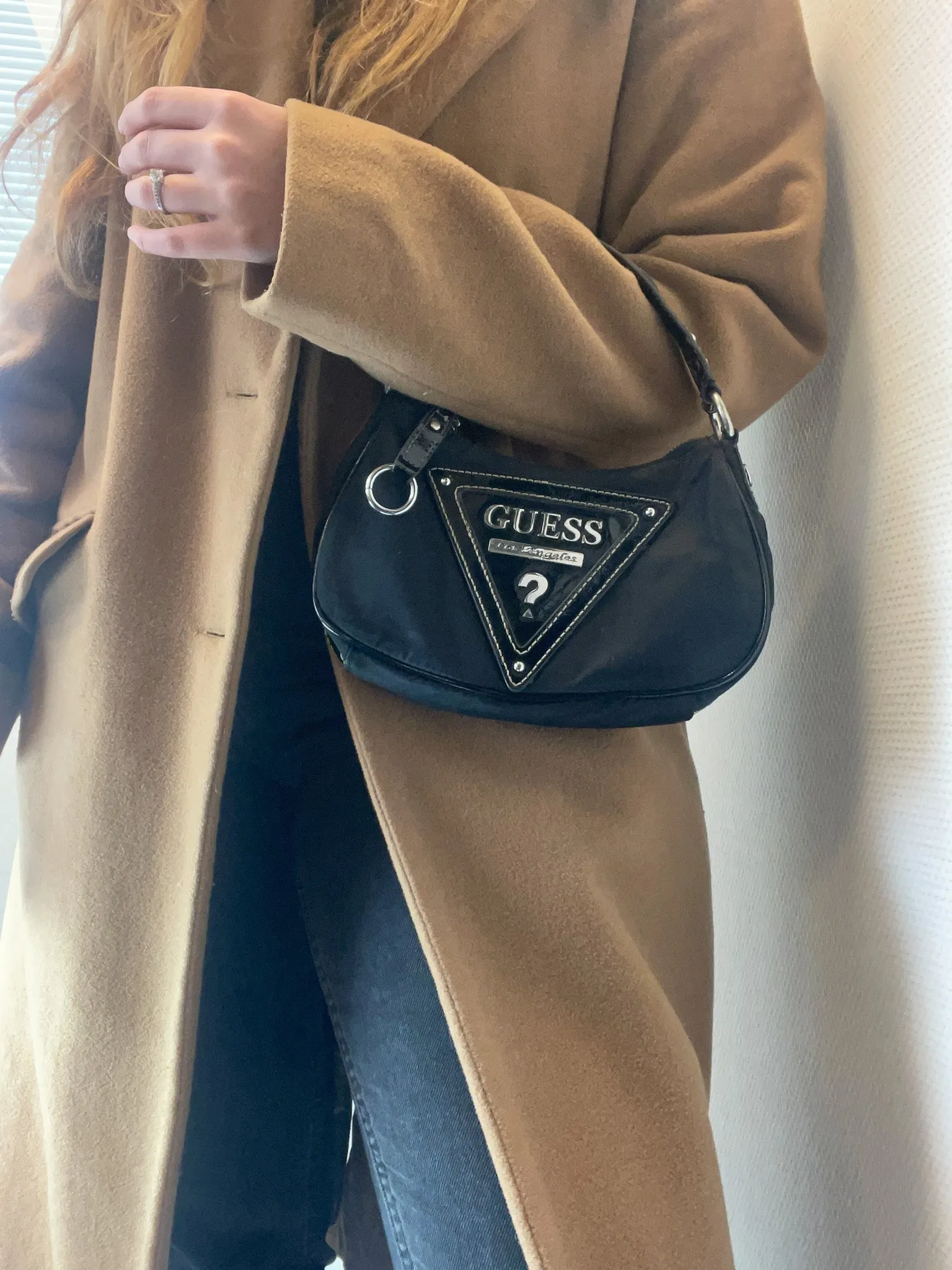 Sure, based on the translation from French to English, the optimized title for the e-commerce product Guess Nylon Bag could be Stylish Guess Black Nylon Crossbody Bag.