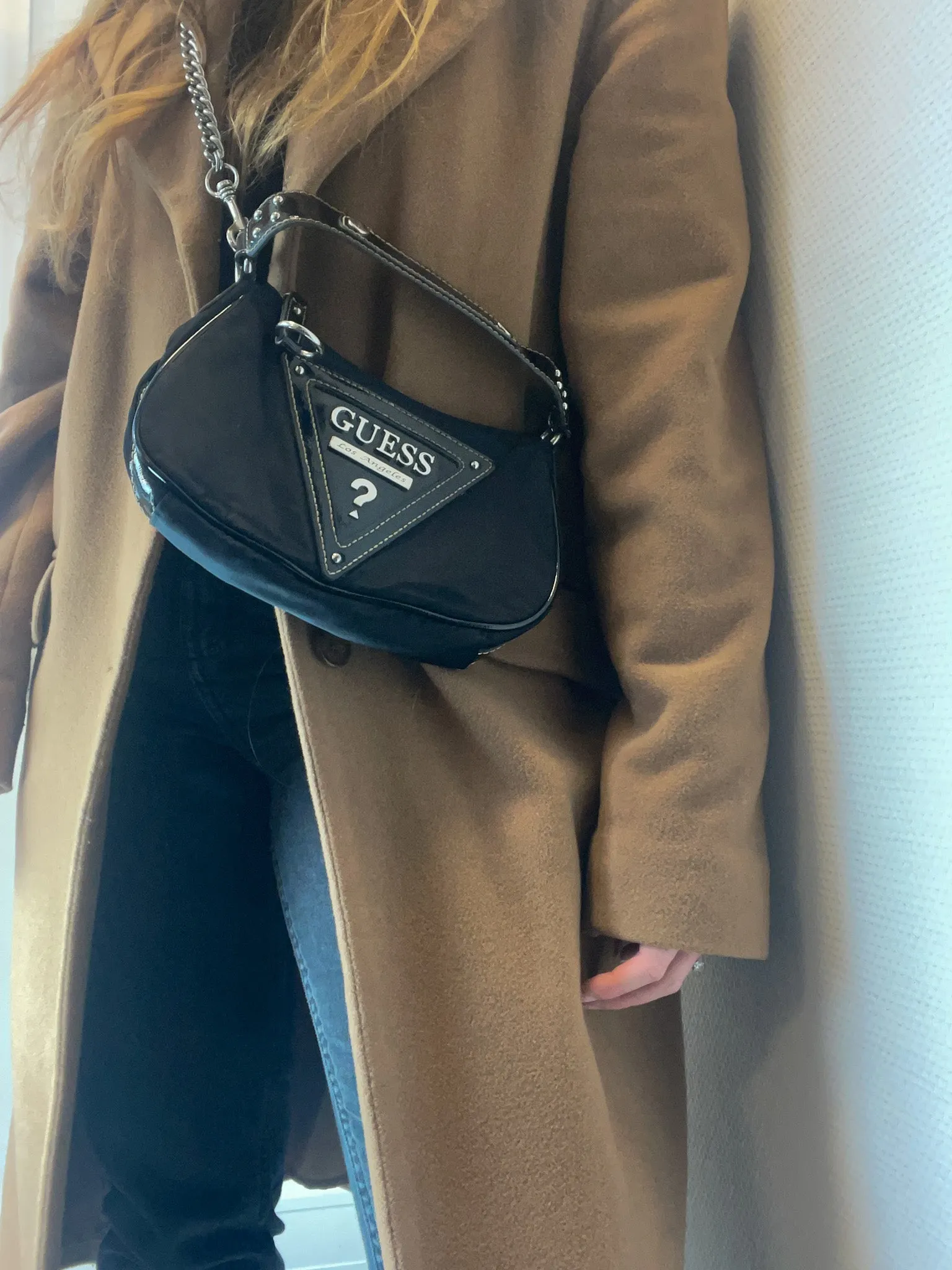 Sure, based on the translation from French to English, the optimized title for the e-commerce product Guess Nylon Bag could be Stylish Guess Black Nylon Crossbody Bag.