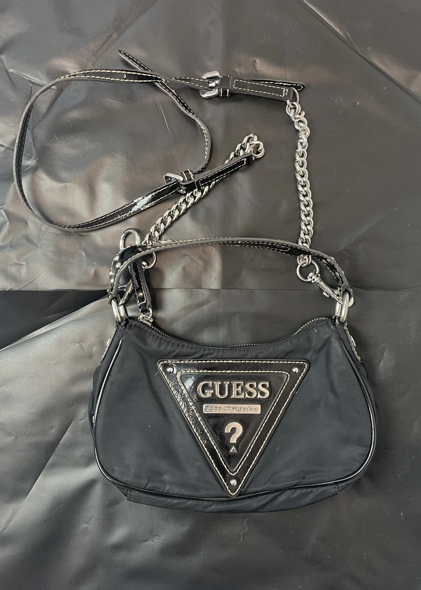 Sure, based on the translation from French to English, the optimized title for the e-commerce product Guess Nylon Bag could be Stylish Guess Black Nylon Crossbody Bag.